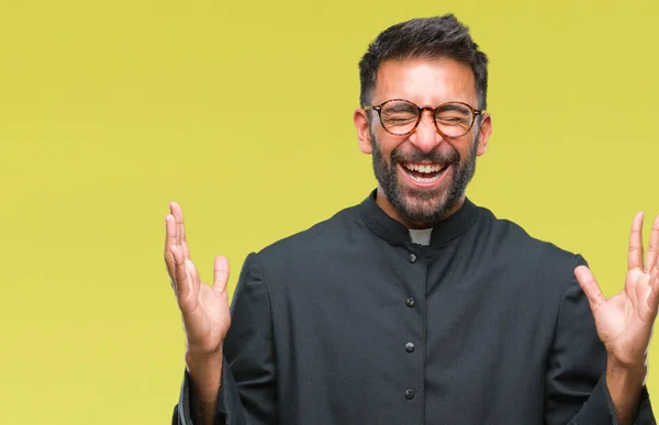 Adulto Hispânico Padre Católico Homem Sobre Fundo Isolado Celebrando Louco — Fotografia de Stock