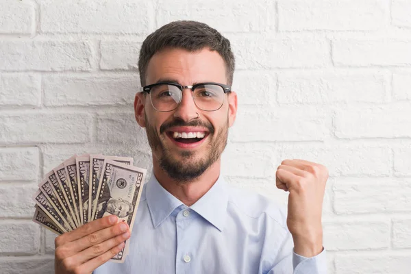 Jovem Homem Negócios Hipster Segurando Dólares Gritando Orgulhoso Celebrando Vitória — Fotografia de Stock