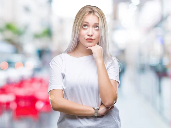 Mujer Rubia Joven Sobre Fondo Borroso Con Mano Barbilla — Foto de Stock