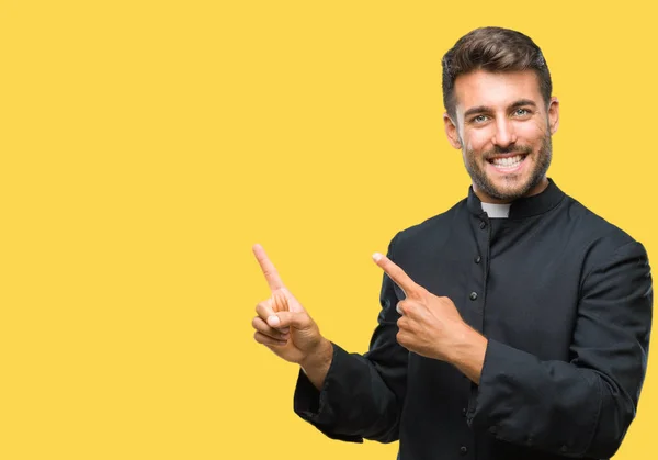 Joven Sacerdote Cristiano Católico Sobre Fondo Aislado Sonriendo Mirando Cámara —  Fotos de Stock