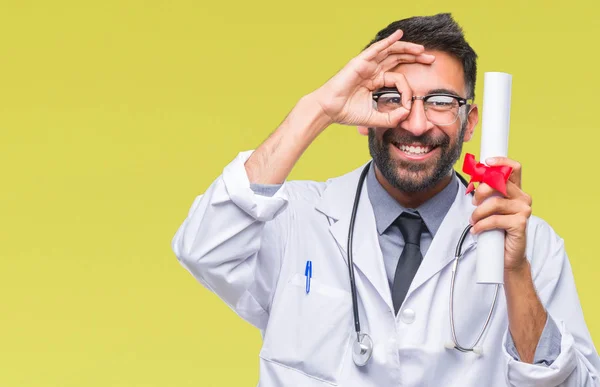 Hombre Médico Hispano Adulto Sosteniendo Grado Sobre Fondo Aislado Con — Foto de Stock