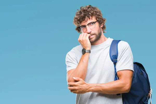 Hombre Estudiante Hispano Guapo Usando Mochila Gafas Sobre Fondo Aislado — Foto de Stock