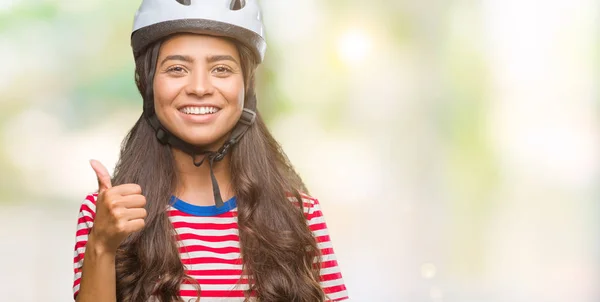 Jovem Ciclista Árabe Mulher Usando Capacete Segurança Sobre Fundo Isolado — Fotografia de Stock
