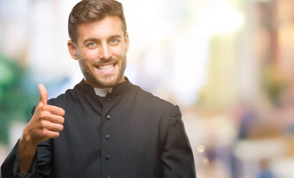 Молодой Католический Христианин Священник Изолированном Фоне Делает Счастливый Жест Вверх — стоковое фото