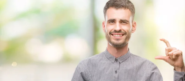 Giovane Hipster Uomo Sorridente Fiducioso Gesticolando Con Mano Facendo Segno — Foto Stock