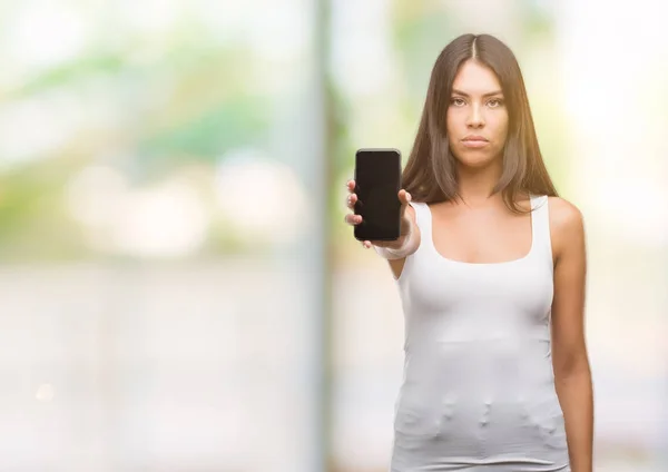 Jovem Bela Hispânica Mostrando Smartphone Com Uma Expressão Confiante Pensamento — Fotografia de Stock