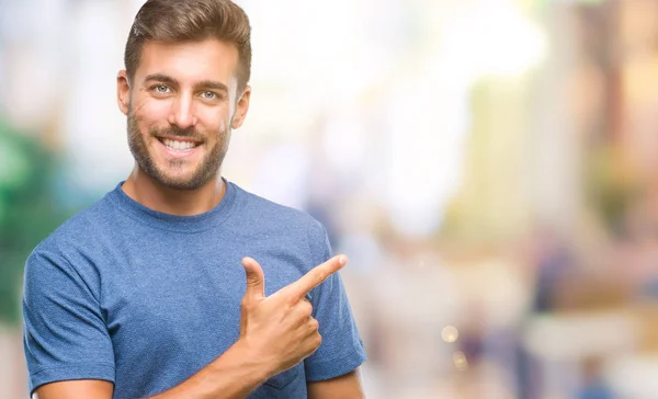 Joven Hombre Guapo Sobre Fondo Aislado Alegre Con Una Sonrisa — Foto de Stock