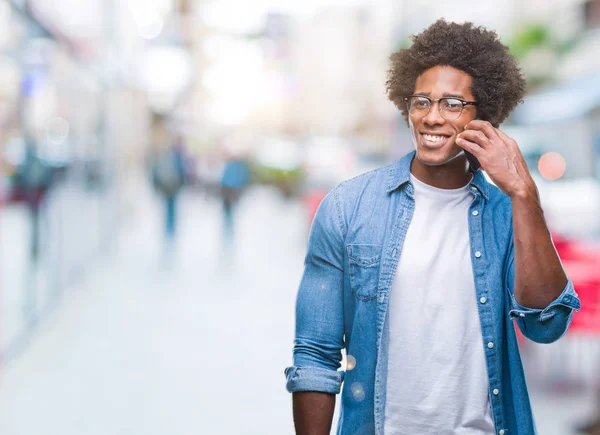 Afro Amerikaanse Man Praten Aan Telefoon Geïsoleerde Achtergrond Met Een — Stockfoto