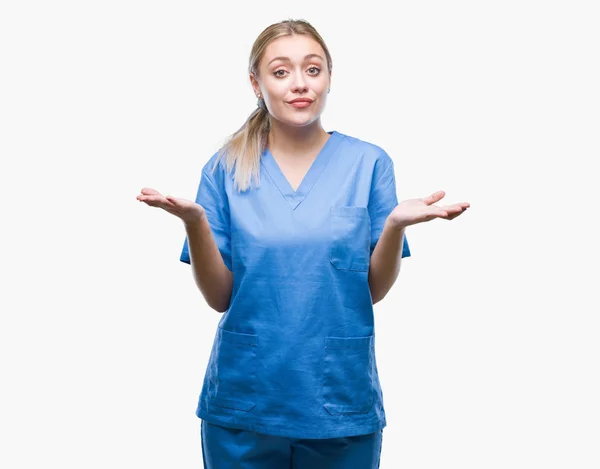 Ung Blond Kirurg Kvinnliga Läkare Bär Medicinsk Uniform Över Vit — Stockfoto