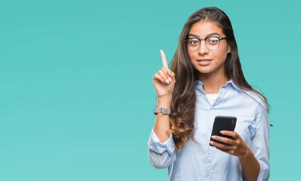 Jonge Mooie Arabische Vrouw Texting Met Smartphone Geïsoleerde Achtergrond Verrast — Stockfoto