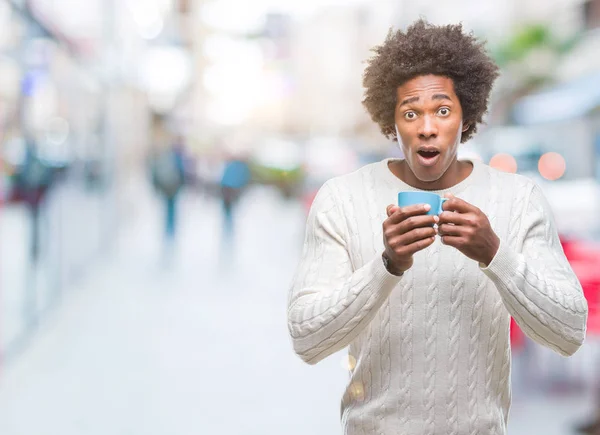 Afro Amerikaanse Man Kopje Koffie Drinken Geïsoleerde Achtergrond Bang Schok — Stockfoto