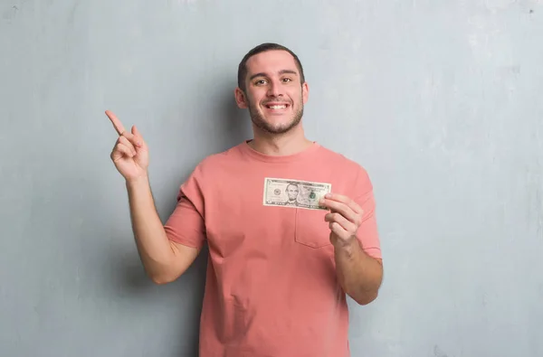 Giovane Uomo Caucasico Sul Muro Grigio Grunge Mostrando Cinque Dollari — Foto Stock
