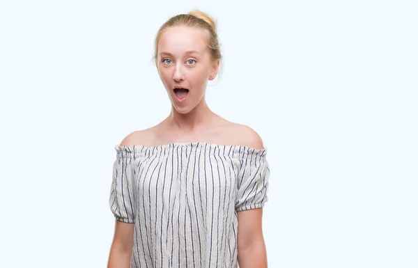 Blonde Teenager Frau Trägt Ein Dutt Erschrocken Mit Einem Überraschungsgesicht — Stockfoto