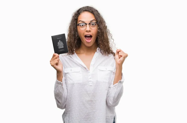 Jeune Femme Hispanique Tenant Passeport Canada Criant Fière Célébrant Victoire — Photo