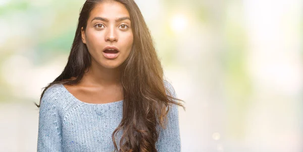 Giovane Bella Donna Araba Indossa Maglione Invernale Sfondo Isolato Spaventato — Foto Stock