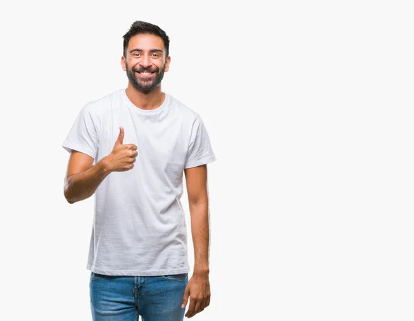 成年西班牙裔男子在孤立的背景下做快乐大拇指手势与手 批准表达式看相机与显示成功 — 图库照片