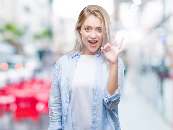 Mujer Rubia Joven Sobre Fondo Aislado Sonriendo Positiva Haciendo Signo — Foto de Stock