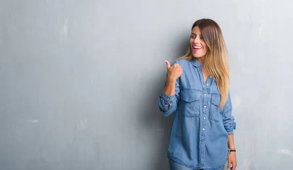 Joven Mujer Adulta Sobre Pared Gris Grunge Vistiendo Traje Mezclilla — Foto de Stock