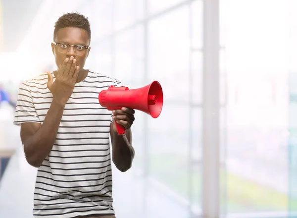 Jonge African American Man Die Megafoon Cover Mond Met Hand — Stockfoto