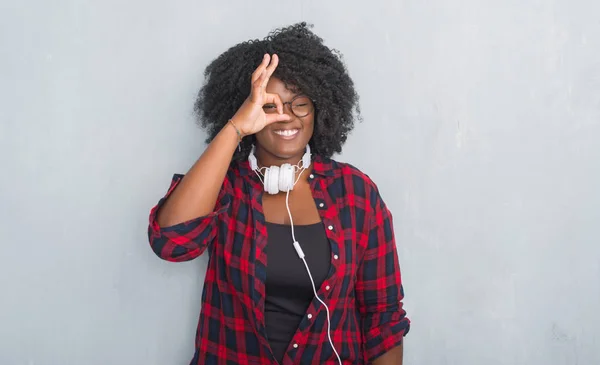 Jovem Afro Americana Sobre Parede Grunge Cinza Usando Fones Ouvido — Fotografia de Stock