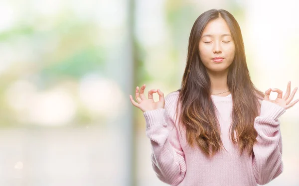 在孤立的背景下 年轻的亚洲妇女放松和微笑闭上眼睛做冥想手势用手指 瑜伽理念 — 图库照片