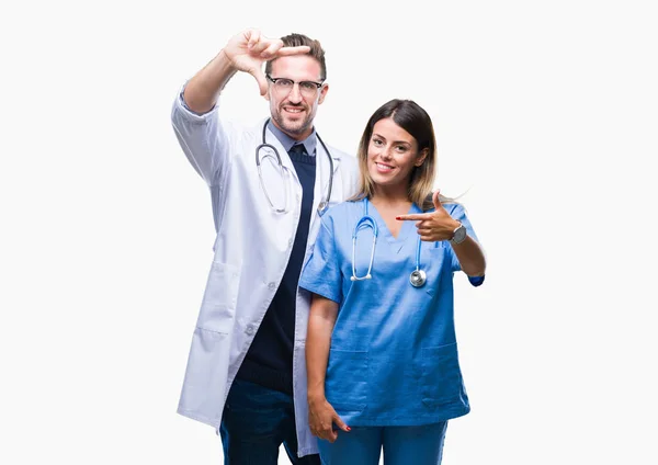 Pareja Joven Médico Cirujano Sobre Fondo Aislado Sonriendo Haciendo Marco — Foto de Stock