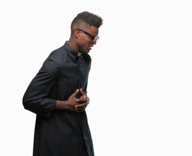 Genç Afrikalı-Amerikalı rahip adam mide üzerinde el ile izole arka plan üzerinde çünkü mide bulantısı, ağrılı hastalık hasta hissediyor. Ağrısı kavramı.