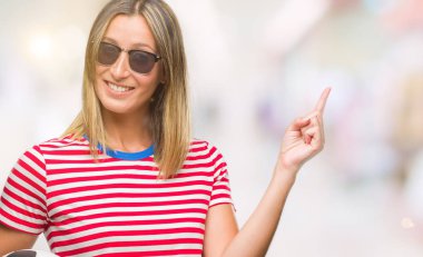 Futbol futbol topu izole arka plan üzerinde çok mutlu el ve parmak ile tarafına işaret tutan genç güzel kadın