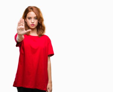 Genç güzel kadın izole arka stop yapıyor yüzünden elin avuç ile şarkı. Negatif ve ciddi bir jest yüz ifadesiyle uyarı.