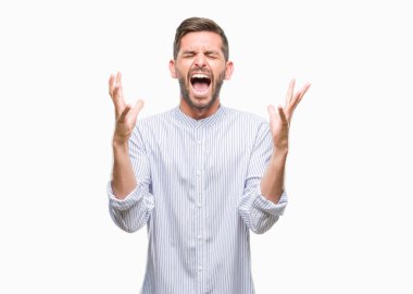 Genç yakışıklı adam kızgın ve silah ile başarı için deli kutluyor izole arka plan üzerinde kaldırdı ve heyecanlı çığlık gözler kapalı. Kazanan kavramı