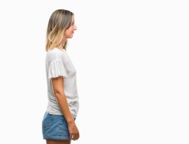 İzole arka tarafına, arayan genç güzel kadın dinlenmek doğal yüz emin gülümseme ile pozuyla profili.