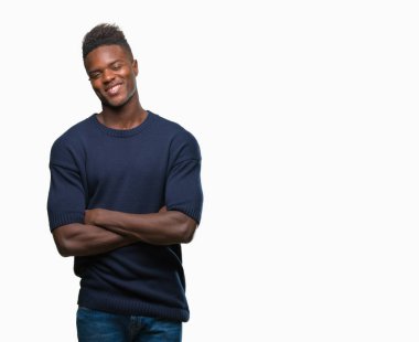 İzole arka plan mutlu yüz çapraz silah kameraya bakarak ile gülümseyen genç Afro-Amerikan adam. Olumlu bir kişi.