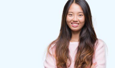 Genç Asyalı kadın izole arka plan mutlu yüz çapraz silah kameraya bakarak ile gülümseyen yüzünden. Olumlu bir kişi.