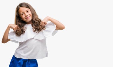 Yüzünde gülümseme ile kendinden emin görünüyorsun, kendini gururlu ve mutlu parmakları ile işaret esmer Latin kız.