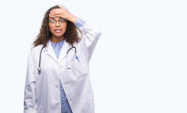 Baş, el ile vurguladı genç İspanyol doktor kadın şok utanç ve sürpriz suratla, öfkeli ve sinirli. Korku ve hata için üzgün.