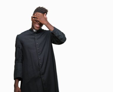 Genç Afro-Amerikan rahip adam gülümsüyor ve gözleri için sürpriz kapsayan yüz el ile gülüyor izole arka plan üzerinde. Kör kavramı.