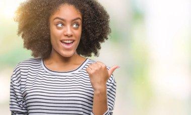 Genç afro Amerikalı kadın arıyorum ve başparmak yanında yukarıyı mutlu yüz ile gülümseyen izole arka plan üzerinde.