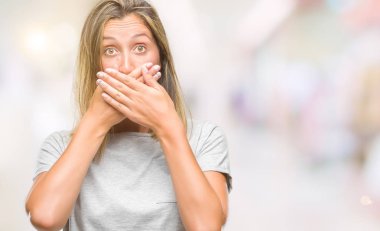 Genç güzel kadın izole arka plan ağız hata için elleriyle kapsayan şok yüzünden. Gizli kavramı.