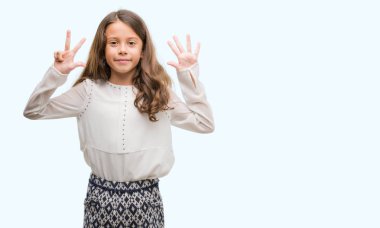 Gösterilen ve parmakları ile işaret esmer Latin kız kendinden emin ve mutlu gülümseyerek süre sekiz numara.