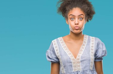 Komik surat ile yanakları şişirme izole arka plan üzerinde genç afro Amerikalı kadın. Ağız ile hava, deli ifade şişirilmiş.