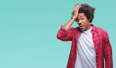 İzole arka kafasına hata için el ile sürpriz Afro Amerikan adam hata hatırlıyorum. Unuttum, kötü bellek kavramı.