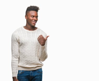 Genç Afro-Amerikan adam arıyor ve başparmak yanında yukarıyı mutlu yüz ile gülümseyen izole arka plan üzerinde.