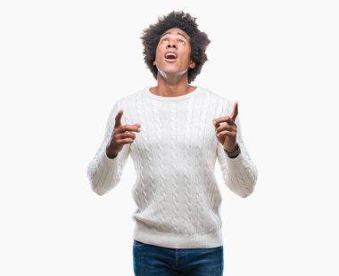 Afro Amerikalı adam izole arka plan üzerinden hayran ve yukarıya bakıp parmakları ile işaret şaşırttı ve silah kaldırdı.