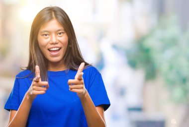 Genç Asyalı kadın kamera ile mutlu ve komik yüz için parmakları işaret izole arka plan üzerinde. İyi enerji ve vibes.