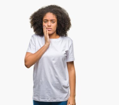 Diş ağrısı veya dişlerde dişlerle ilgili hastalık nedeniyle ağız acı ifadesi ile el ile dokunmak izole arka plan üzerinde genç afro Amerikalı kadın. Diş hekimi kavramı.