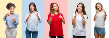 Kolaj fotoğraf makinesi ile mutlu ve komik yüz için parmakları işaret vintage renk arka plan üzerinde İspanyol, Afro-Amerikan, Asya, Hint kadınların. İyi enerji ve vibes.