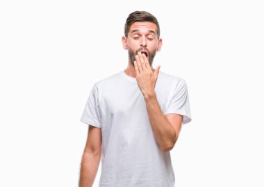 Yakışıklı delikanlı izole arka plan üzerinde el ile ağız kapsayan yorgun esneme sıkılmış. Restless ve uyku hali.