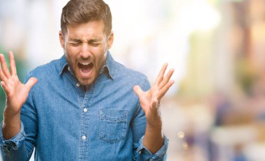 Genç yakışıklı adam kızgın ve silah ile başarı için deli kutluyor izole arka plan üzerinde kaldırdı ve heyecanlı çığlık gözler kapalı. Kazanan kavramı