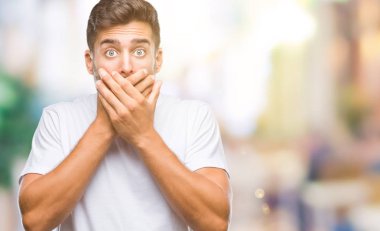 Yakışıklı delikanlı izole arka plan ağız hata için elleriyle kapsayan şok içinde. Gizli kavramı.