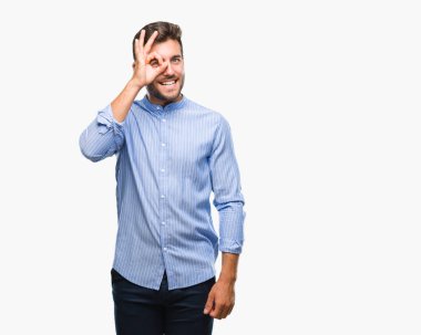 Genç yakışıklı adam gülümsüyor, parmakları ile mutlu yüz üzerinden seyir göz el ile ok jest yapıyor izole arka plan üzerinde.